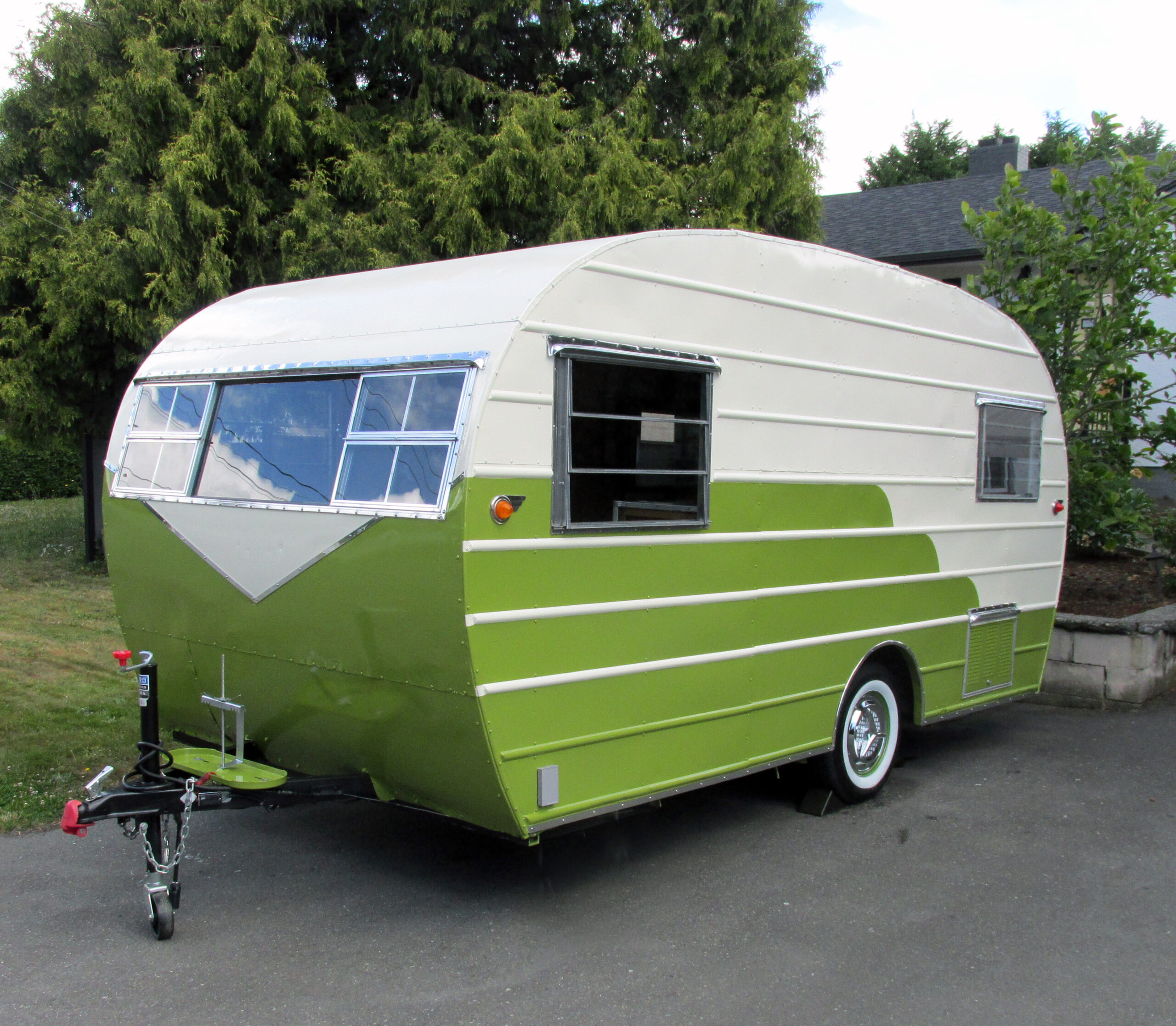 From Blank Slate to Vintage Beauty: A 15-Foot Trailer Reimagined
